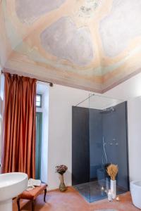 een badkamer met een plafond en een glazen douche bij The Church Experience - San Miniato in Palagio
