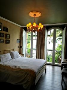 - une chambre avec un lit et un lustre dans l'établissement Casona Naviega, à Navia