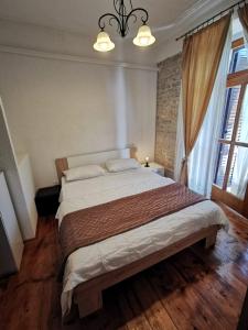 sypialnia z dużym łóżkiem i oknem w obiekcie Apartments Relax Zone w mieście Umag