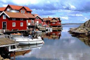 grupa domów i łodzi w zbiorniku wodnym w obiekcie Egen lägenhet underbara Käringön möjlighet till parkeringsplats w mieście Käringön