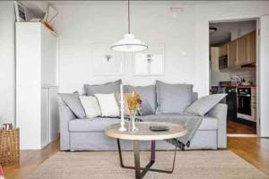sala de estar con sofá y mesa en Egen lägenhet underbara Käringön möjlighet till parkeringsplats en Käringön