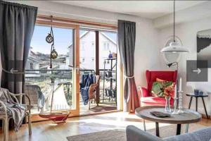 صورة لـ Mycket fin lägenhet med solig balkong centralt på Käringön möjlighet till privat parkeringsplats في كارينغون