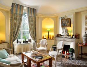 O zonă de relaxare la Logis Hotel Villa Marjane