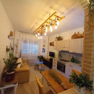 kuchnia i salon z kanapą i stołem w obiekcie Casa Fiorita 22 Porto Ceresio w mieście Porto Ceresio