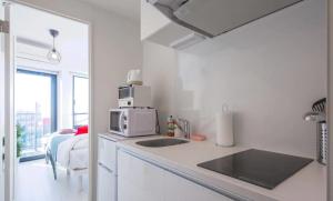 cocina blanca con fregadero y microondas en Forest Yoyogi - Vacation STAY 20950v, en Tokio