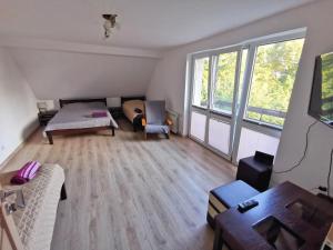 een woonkamer met een bed en een bank bij Ranczo Kaletnik in Kaletnik