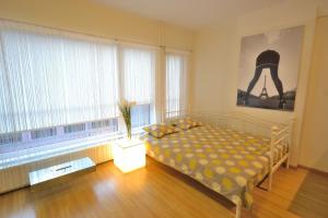 - une chambre avec un lit et une grande fenêtre dans l'établissement Jõe Apartment, à Tallinn