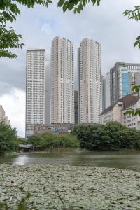 un grupo de edificios altos en una ciudad con un río en Golden Planet Hotel en Icheon