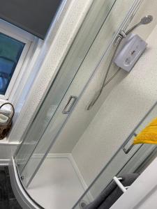une salle de bain avec une porte vitrée et un lavabo dans l'établissement Balco City Living, à Nottingham