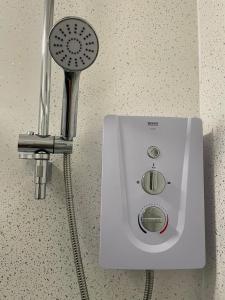 un urinoir assis sur un comptoir à côté d'une douche dans l'établissement Balco City Living, à Nottingham