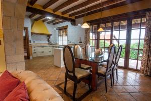 Luxury Villa Esmeralda في سوانسيس: مطبخ وغرفة طعام مع طاولة وكراسي