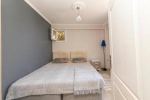 a bedroom with a bed and a blue wall at Cozy House with Shared Pools near Beach in Bodrum in Giriş