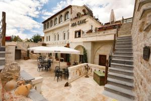 un edificio antiguo con una escalera que conduce a un patio en Ada Cave Suites, en Göreme