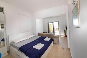 Łóżko lub łóżka w pokoju w obiekcie Cozy Studio House with Shared Terrace near Sea in the Heart of Bodrum