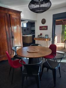 Kuchyň nebo kuchyňský kout v ubytování CHAMBRE CHEZ L HABITANT PISCINE VUE MER SDB et TERRASSE PRIVEE