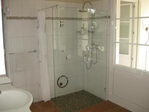 a bathroom with a glass shower with a toilet at Haus ReWi in Bünde