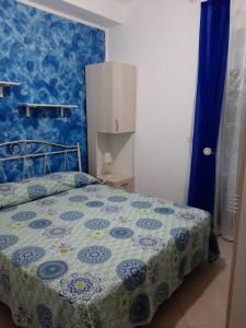 リド・マリーニにあるCasa Stefyの青い壁のベッドルーム1室