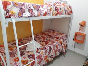 リド・マリーニにあるCasa Stefyのベッドルーム1室(二段ベッド1組、小型ベッド1台付)