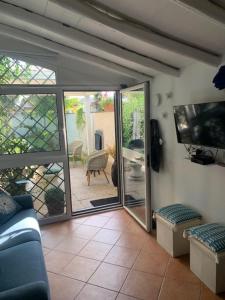 TV a/nebo společenská místnost v ubytování Casa Celeste Fregene, il mare di Roma