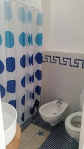 リド・マリーニにあるCasa Stefyのバスルーム(洗面台、トイレ、シャワーカーテン付)