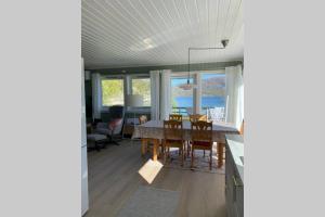 uma cozinha e sala de jantar com mesa e cadeiras em Unique holiday home in spectacular Efjord em Ballangen