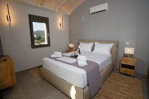 Ένα ή περισσότερα κρεβάτια σε δωμάτιο στο Théa boutique villas sivota II