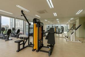 un gimnasio con cintas de correr y máquinas en un edificio en Golden Planet Hotel en Icheon