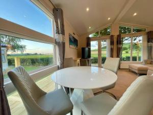 uma sala de estar com uma mesa branca e cadeiras em Modern House in Carlisle close to Lake District em Carlisle