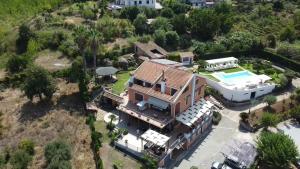 uma vista aérea de uma casa com piscina em Villa Zufrò em Vibo Valentia