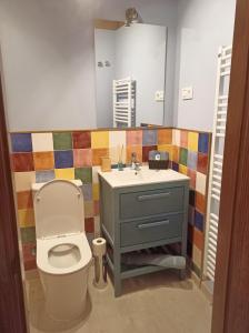 a bathroom with a toilet and a sink at Casa Rural El Mirador de San Miguel in San Esteban de Gormaz