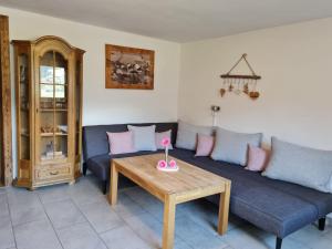 Posezení v ubytování Panorama Ferienhaus Ematberg mit Bergblick und Sauna