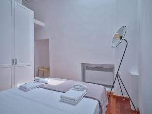 Postel nebo postele na pokoji v ubytování Retreat Paros - The Door Apartment