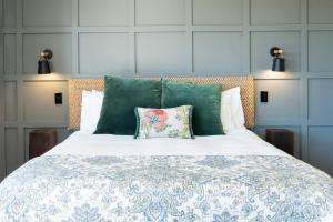 Katil atau katil-katil dalam bilik di Coastal Cottage Retreat - Te Awanga Cottages