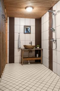 a bathroom with a sink and a shower at Vudila saunamaja in Kaiavere