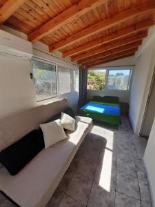 Ένα ή περισσότερα κρεβάτια σε δωμάτιο στο Elafonisos Detached House in Quiet Olive Grove, Starlink Internet & Smart Projector!