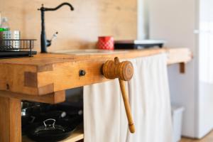 Kuchyň nebo kuchyňský kout v ubytování Glamping Kolpa Resort