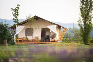 Příroda nedaleko luxury tent