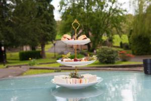 阿斯克Cwrt Bleddyn Hotel & Spa的桌子上三层的食品