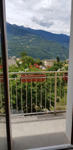 una ventana abierta con vistas a la montaña en Il Mulinel agriturismo en Teglio