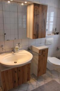 La salle de bains est pourvue d'un lavabo et de toilettes. dans l'établissement Haus Billinger, à Truchtlaching