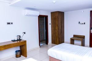 Letto o letti in una camera di Canary Hotel Kampala