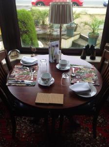 A restaurant or other place to eat at Yacht Bay View 