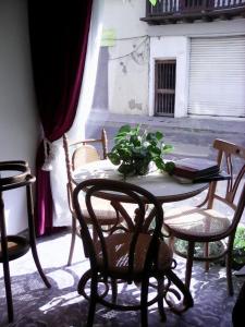 uma mesa e cadeiras com uma planta num pátio em Hotel Fegali Art Boutique em Cartagena das Índias