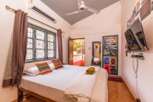 a bedroom with a bed and a window at U.R.D.Ki Hostel in Anjuna