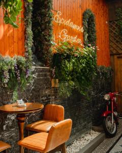 Hotel Epidamn Boutique & Spa في دوريس: طاولة و كرسيين و لوحة على الحائط