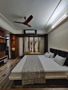 
A bed or beds in a room at Shanti Villas - Luxury Home Stay Apartment
