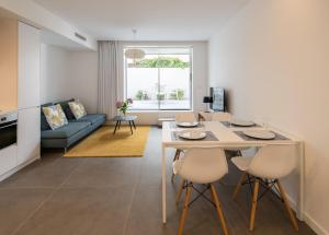 cocina y sala de estar con mesa y sillas en A Meiga das Areas-Playa América!, en Nigrán