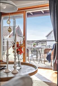 sala de estar con mesa y ventana grande en Egen lägenhet underbara Käringön möjlighet till parkeringsplats, en Käringön