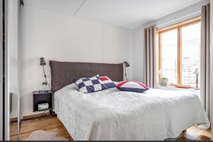 صورة لـ Mycket fin lägenhet med solig balkong centralt på Käringön möjlighet till privat parkeringsplats في كارينغون +5 صور