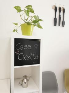Casa Cicetta في جيوفيناتسو: سبورة عليها نباتات خزف فوق خزانة بيضاء